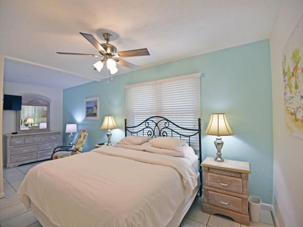 Siesta Key 3 Bedrooms Vacation Cottage on Beachside of Road