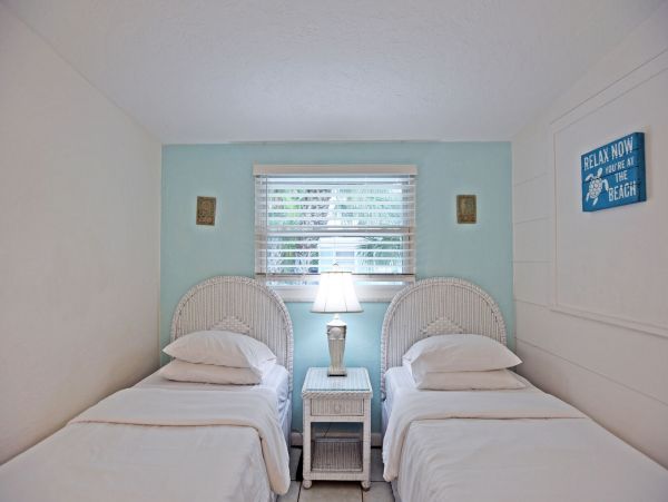 Siesta Key 3 Bedrooms Vacation Cottage on Beachside of Road