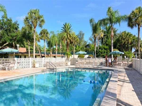 Siesta Key 3 Bedrooms Vacation Cottage on Beachside of Road