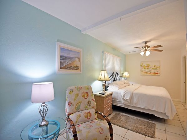 Siesta Key 3 Bedrooms Vacation Cottage on Beachside of Road