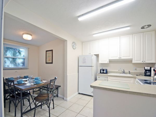 Siesta Key 3 Bedrooms Vacation Cottage on Beachside of Road