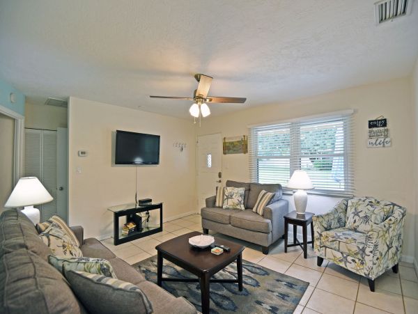 Siesta Key 3 Bedrooms Vacation Cottage on Beachside of Road
