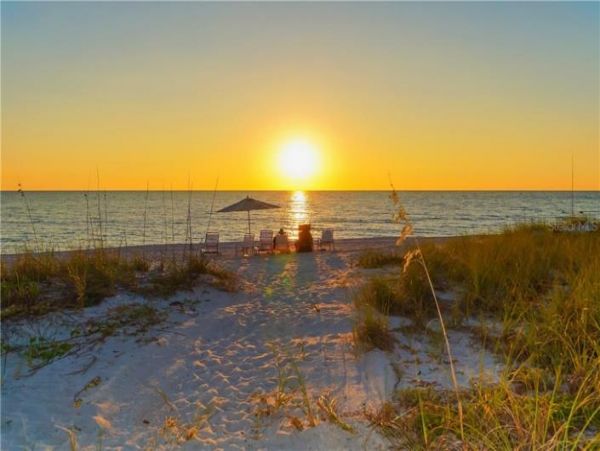 Longboat Key Vacation Condo Sleeps Four Guests.