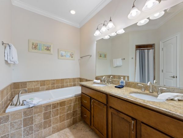 Anna Maria Luxury Six Bedroom Home Walk To Beach