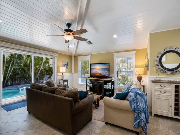 Holmes Beach Luxury Vacation Home Sleeps 10 Stroll To Beach