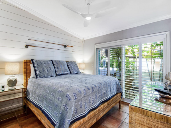 Holmes Beach area  2 Bedroom Vacation Rental Sleeps 6! Across Street From Beach