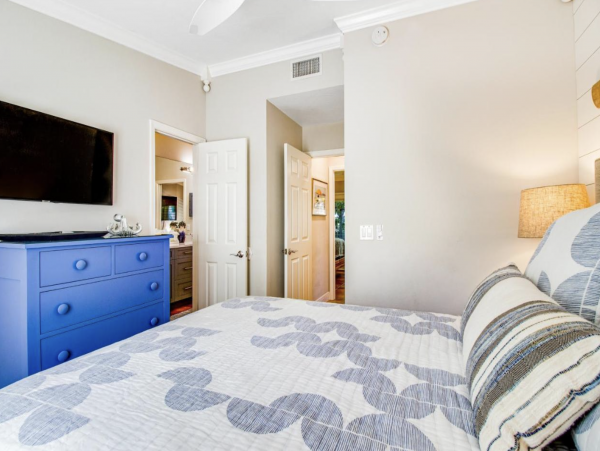 Holmes Beach area  2 Bedroom Vacation Rental Sleeps 6! Across Street From Beach