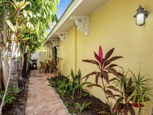 Holmes Beach area  2 Bedroom Vacation Rental Sleeps 6! Across Street From Beach