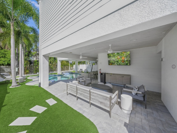 Anna Maria Luxury Vacation Home 5 houses to beach
