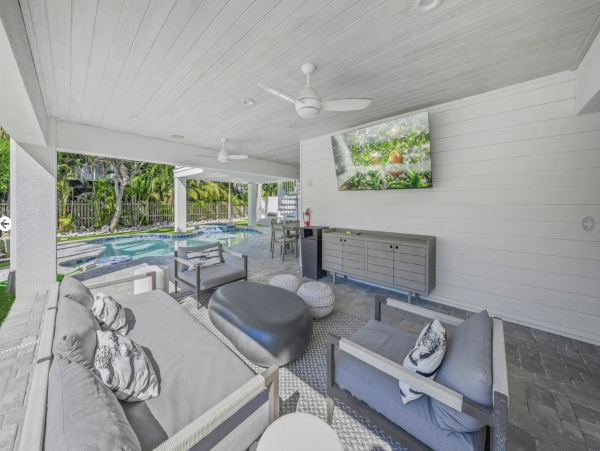 Anna Maria Luxury Vacation Home 5 houses to beach
