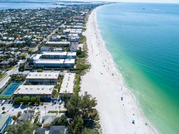 Beautiful Beachside Condo with Shared Pool in Holmes Beach