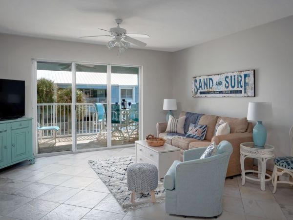 Beautiful Beachside Condo with Shared Pool in Holmes Beach
