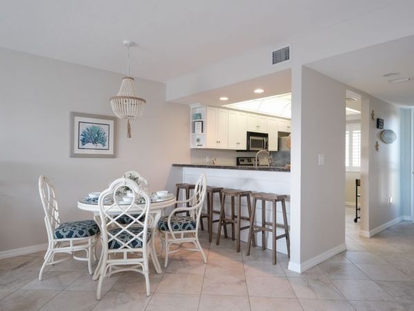 Beautiful Beachside Condo with Shared Pool in Holmes Beach
