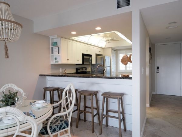 Beautiful Beachside Condo with Shared Pool in Holmes Beach