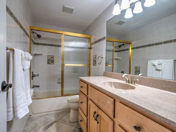 Beautiful Beachside Condo with Shared Pool in Holmes Beach