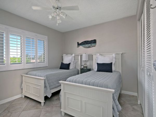 Beautiful Beachside Condo with Shared Pool in Holmes Beach