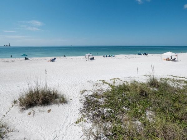 Beautiful Beachside Condo with Shared Pool in Holmes Beach