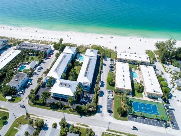 Beautiful Beachside Condo with Shared Pool in Holmes Beach