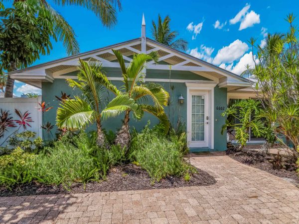 Anna Maria Beach Charm Rental Steps to the Beach