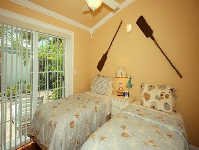 Guest bedroom with twin beds