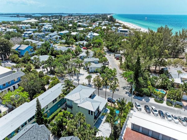 Three Bedroom Holmes Beach Townhome Close To The Beach