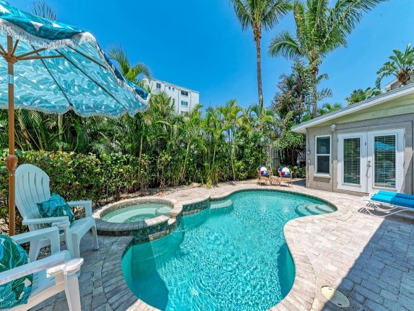 Three Bedroom Holmes Beach Townhome Close To The Beach