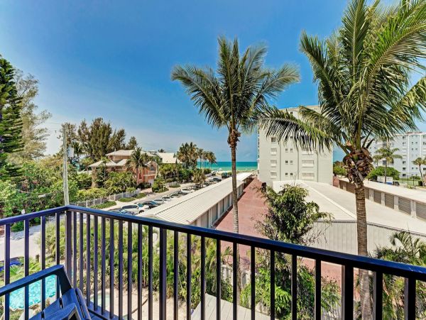 Three Bedroom Holmes Beach Townhome Close To The Beach
