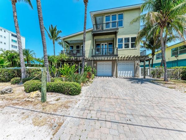 Three Bedroom Holmes Beach Townhome Close To The Beach