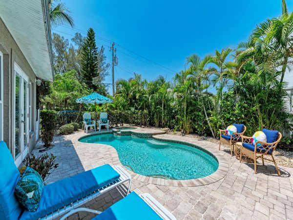 Three Bedroom Holmes Beach Townhome Close To The Beach