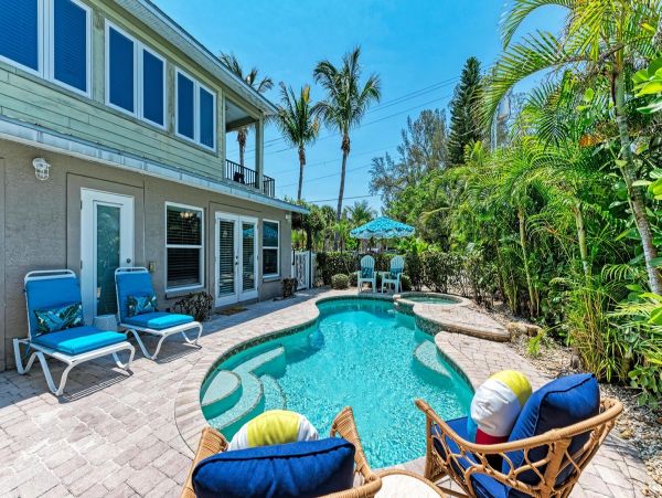 Three Bedroom Holmes Beach Townhome Close To The Beach