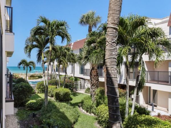 Holmes Beach 2 Bedroom Condo with Communal Pool