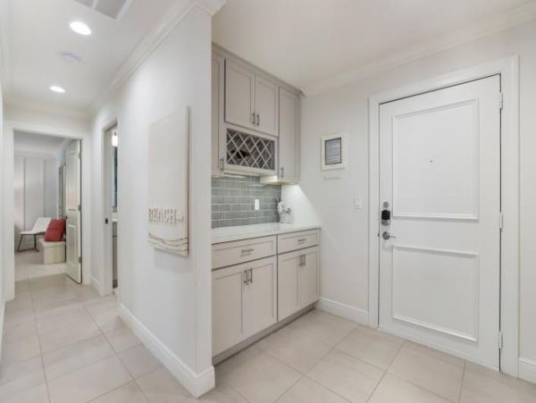 Holmes Beach 2 Bedroom Condo with Communal Pool
