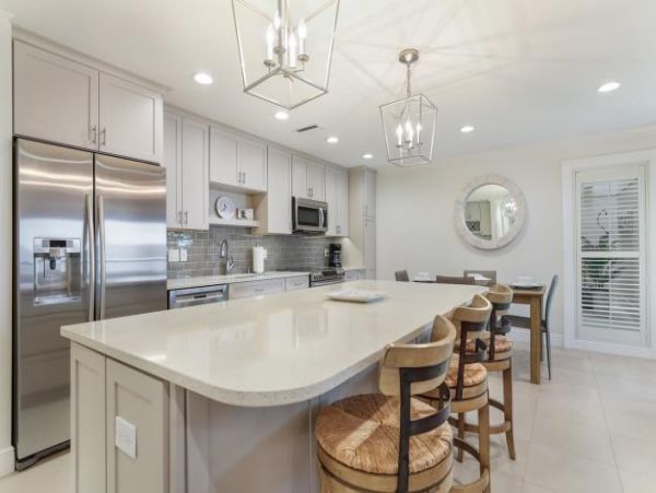 Holmes Beach 2 Bedroom Condo with Communal Pool