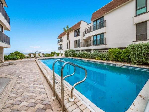 Holmes Beach 2 Bedroom Condo with Communal Pool