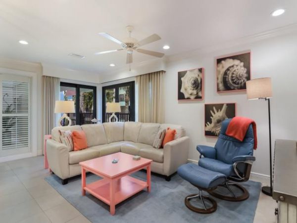 Holmes Beach 2 Bedroom Condo with Communal Pool