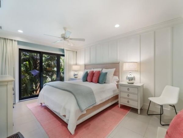 Holmes Beach 2 Bedroom Condo with Communal Pool