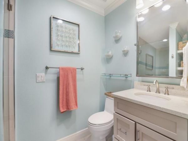 Holmes Beach 2 Bedroom Condo with Communal Pool
