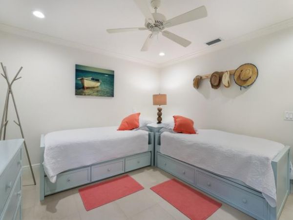 Holmes Beach 2 Bedroom Condo with Communal Pool