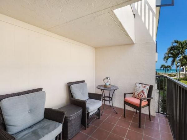 Holmes Beach 2 Bedroom Condo with Communal Pool