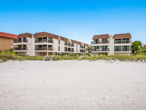Holmes Beach 2 Bedroom Condo with Communal Pool