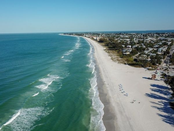 Holmes Beach 2 Bedroom Condo with Communal Pool