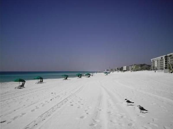 Destin Vacation Condo Sleeps Eight Guests. Destin Vacation Condo Sleeps Eight Guests.
