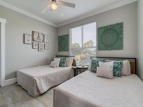 Destin 4 Bedroom Home Sleeps 14 with Community Pool