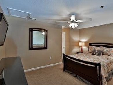 Guest bedroom with queen bed
