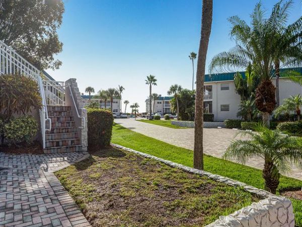 Sanibel Two Bedroom Beach Condo Sleeps Six Communal Pool