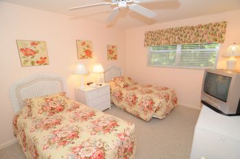 Guest bedroom with twin beds Guest bedroom with twin beds