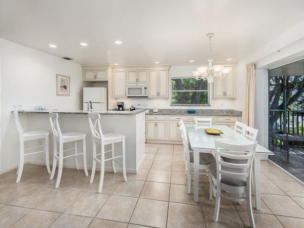 Updated Sanibel 2 Bedroom Beach Condo Sleeps 6 Guests