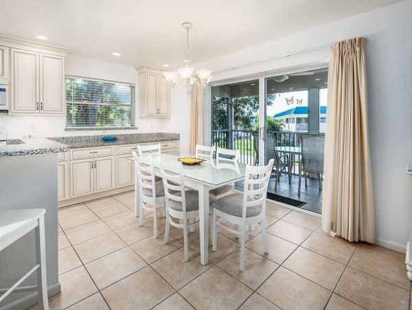 Updated Sanibel 2 Bedroom Beach Condo Sleeps 6 Guests