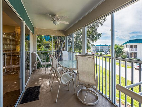 Updated Sanibel 2 Bedroom Beach Condo Sleeps 6 Guests