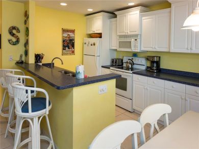Well Equipped Kitchen with Breakfast Bar Well Equipped Kitchen with Breakfast Bar